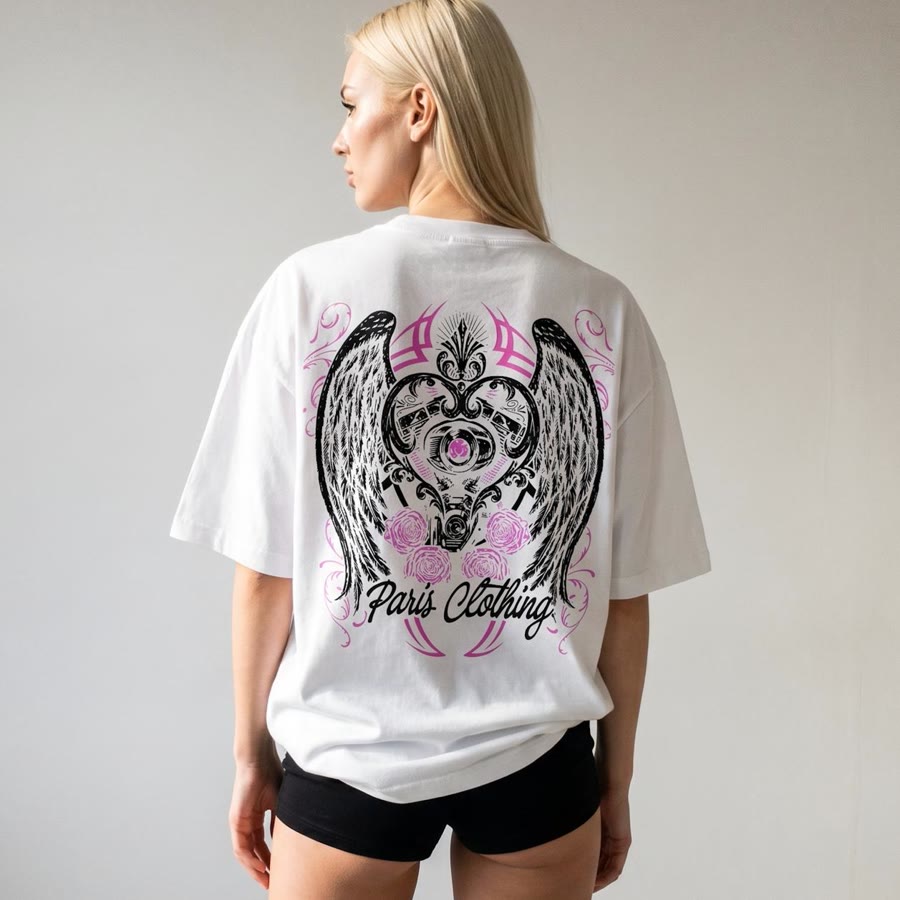 Модель в белой футболке с крупным принтом Paris Clothing на спине